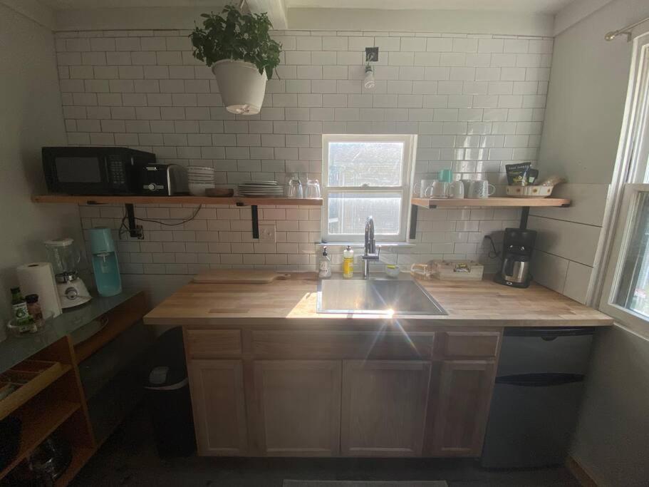 Studio Apt W Garden 킹스턴 외부 사진