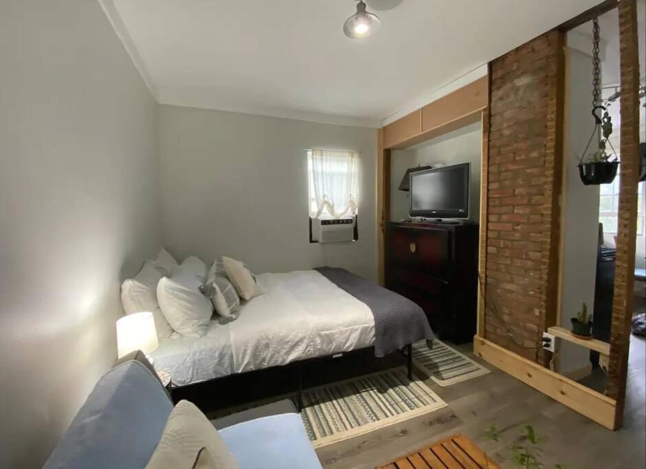 Studio Apt W Garden 킹스턴 외부 사진
